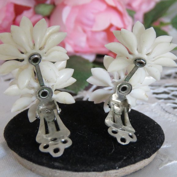 Plastic 1960s Earrings, White Daisies With Rhinestone Centers, Cute Boho Chic - Picture 6 of 7